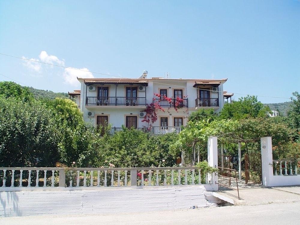 Guesthouse Christos Skopelos Town Bagian luar foto