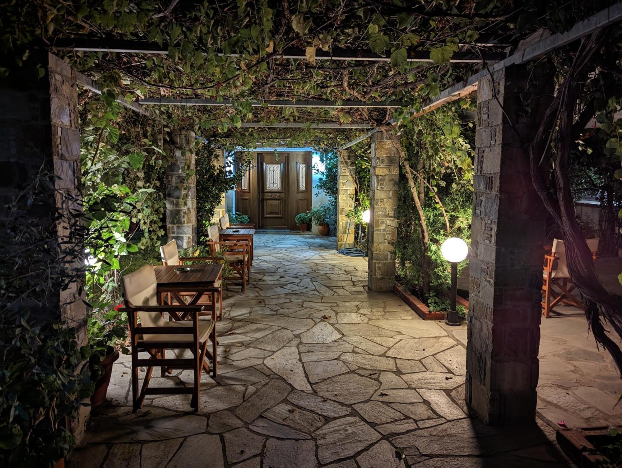 Guesthouse Christos Skopelos Town Bagian luar foto