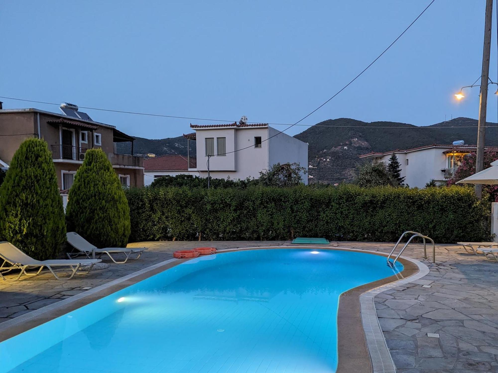 Guesthouse Christos Skopelos Town Bagian luar foto